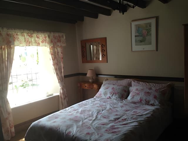 Twin room-Standard-Ensuite with Shower