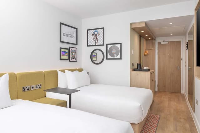 TWIN ROOM