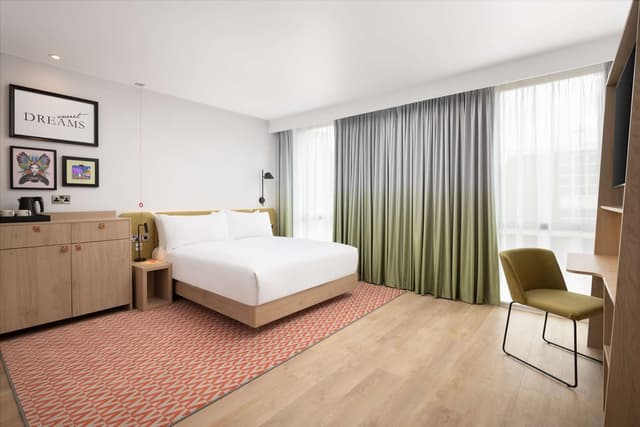 KING ACCESSIBLE ROOM