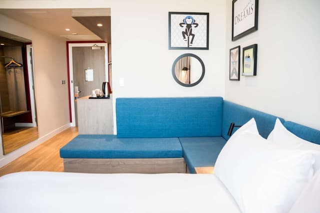 QUEEN ROOM NON SMOKING WITH SOFA BED/SEA VIEW
