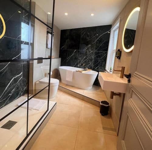 Deluxe Queen Suite