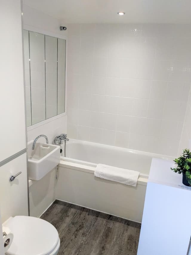 LT Grove Stratford 2 bed-Apartment-Private Bathroom-City View