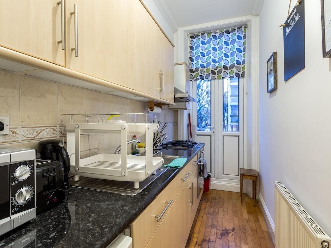 ห้องหนึ่งเตียงกว้างขวาง ตั้งอยู่ในทำเลใจกลางเมือง (Spacious Centrally Located One Bed)2