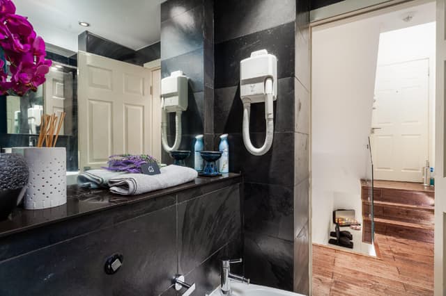 Large-Studio-Ensuite with Shower-No view-Iffley Flat 1