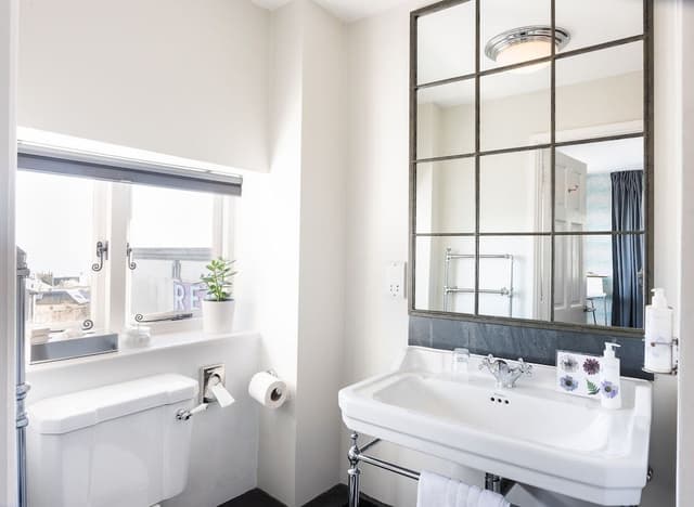 Executive Double Room, Ensuite (Ammonite Room)