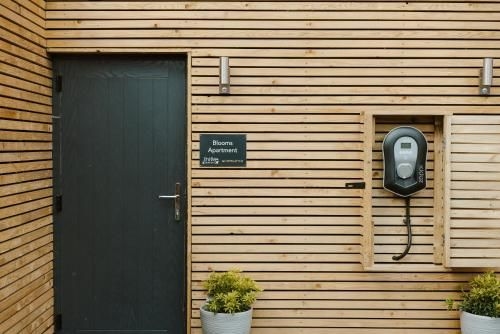 บลูมส์ อพาร์ทเมนท์ (Blooms Apartment)0