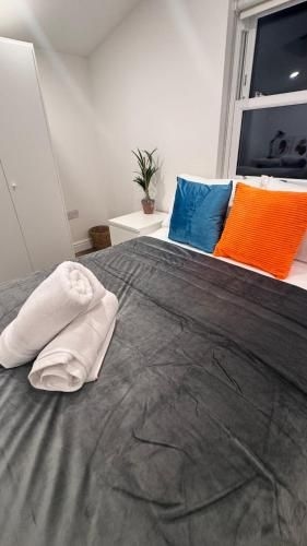 อพาร์ตเมนต์ 2 ห้องนอน 2 ห้องน้ำส่วนตัว ขนาด ตร.ม. – วอนส์เวิร์ธ (Luxury 2BD2BTH Deluxe Suite with Netflix + Games)3