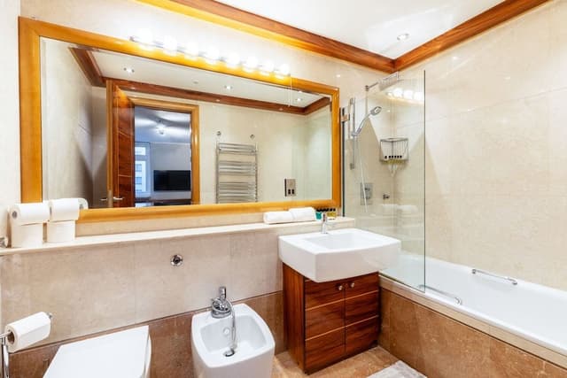 Luxury Apartment, Private Bathroom (Three Bedroom )
