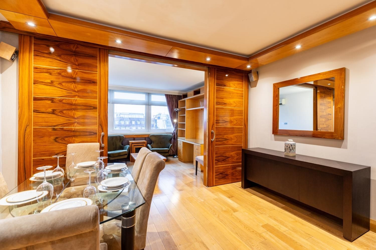 Mayfair Deluxe Apartment0