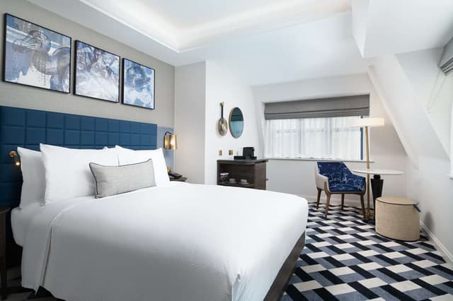 QUEEN DELUXE ROOM WITH VIEW