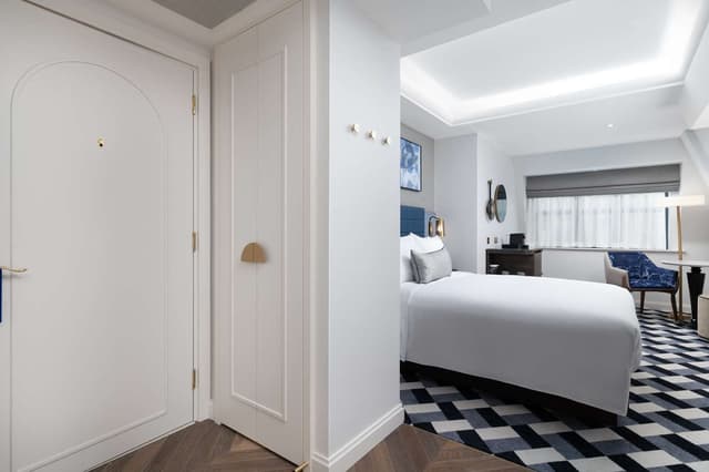 QUEEN DELUXE ROOM WITH VIEW