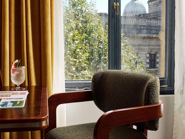 1 Queen Bed, City View