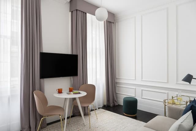 One Bedroom Apartment with Washer/Dryer