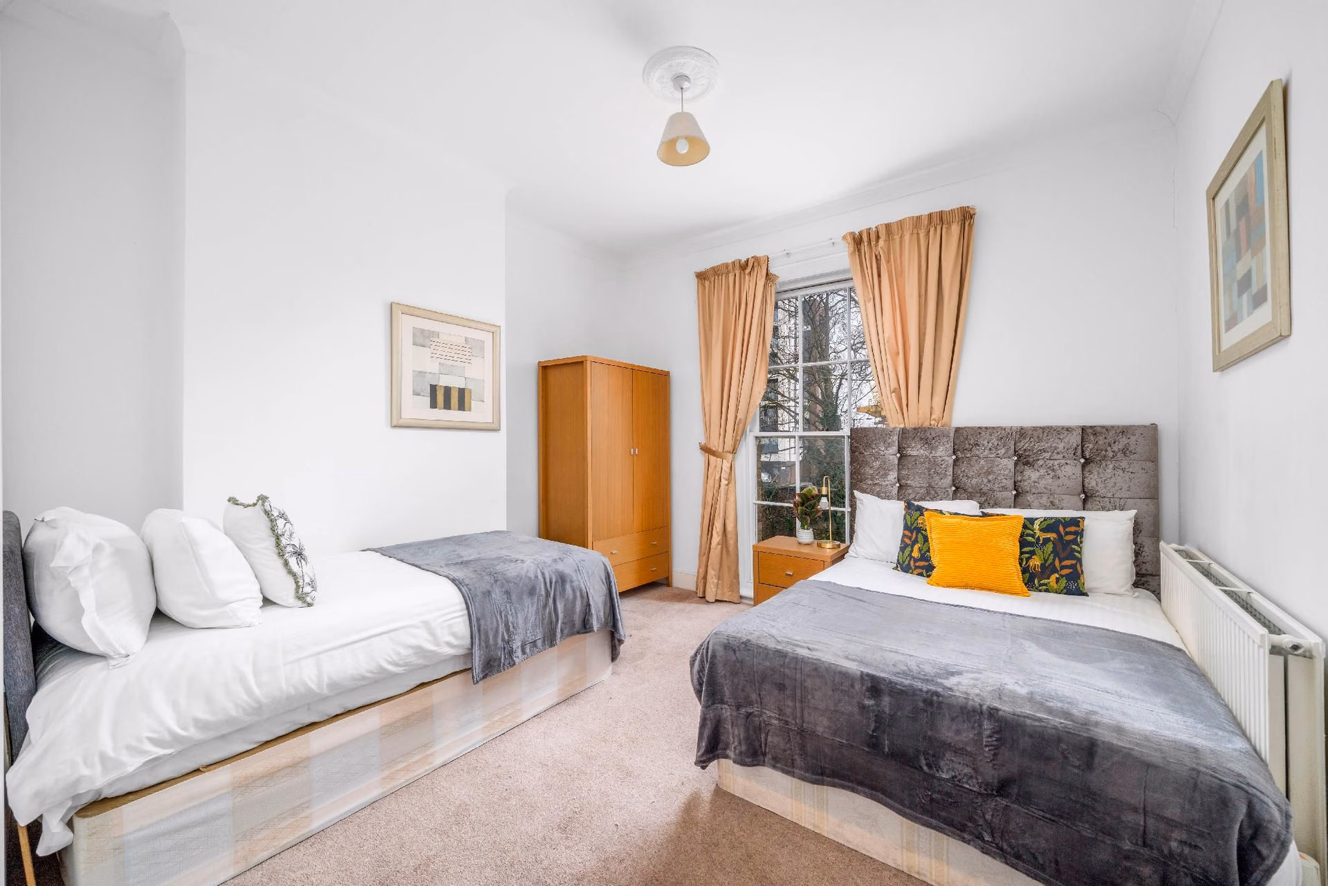 Elegant 2bed by 02 Arena, Airport with Fast Wi-Fi and Parking0