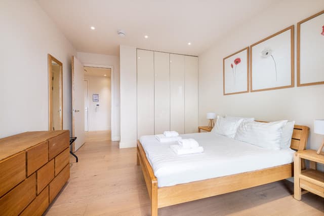 Chic 2 bed at Pear Place with balcony - PP09