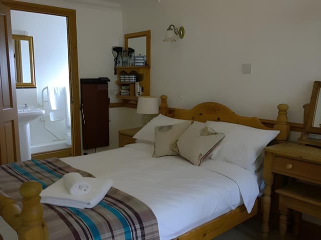 Family room-Premium-Ensuite with Shower-Street View