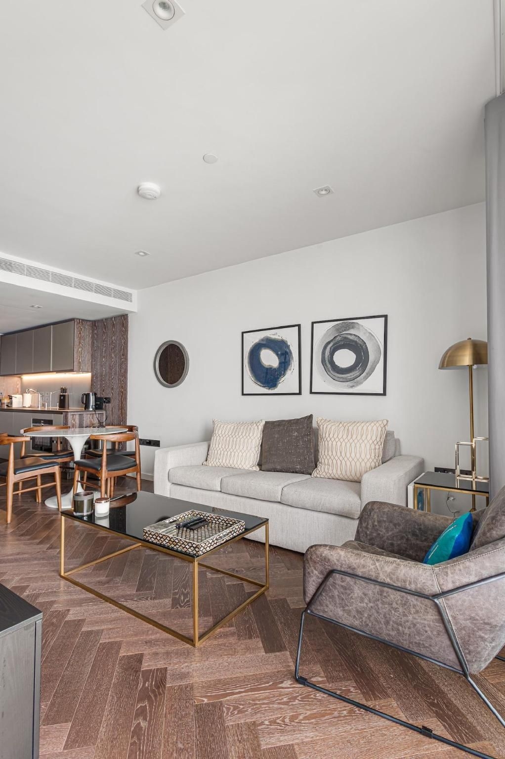อพาร์ทเมนต์โรงไฟฟ้าแบตเตอร์ซีพร้อมวิวแม่น้ำ (Battersea Power station flat with River views)1