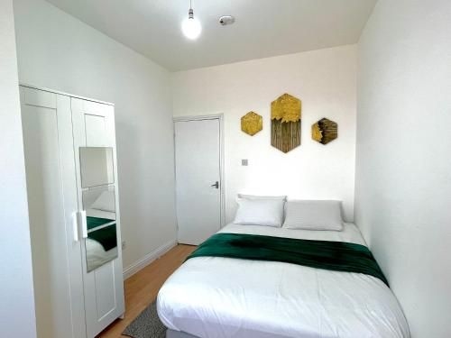Fulham Broadway Apartment by DC London Rooms4