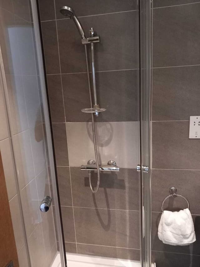 Suite, Shared Bathroom (Flat 8)