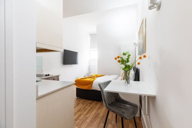 Suite, Shared Bathroom (Flat 8)