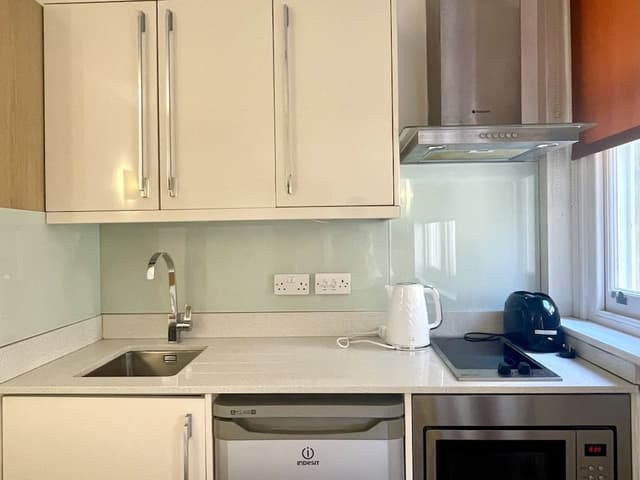 Suite, Shared Bathroom (Flat 8)