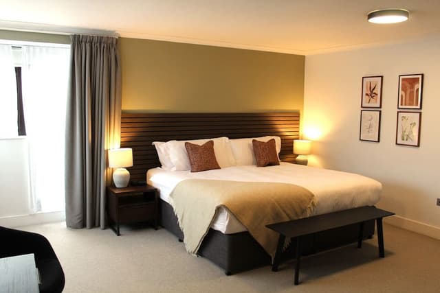 Grand Apartment, 3 Bedrooms, Courtyard View