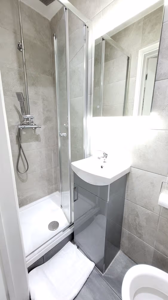 Small Double Ensuite