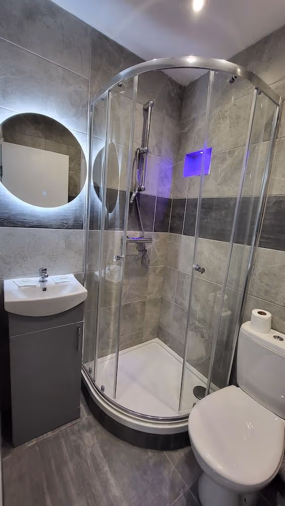 Small Double Ensuite