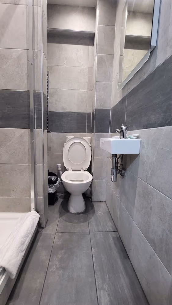 Small Double Ensuite
