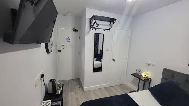 Small Double Ensuite