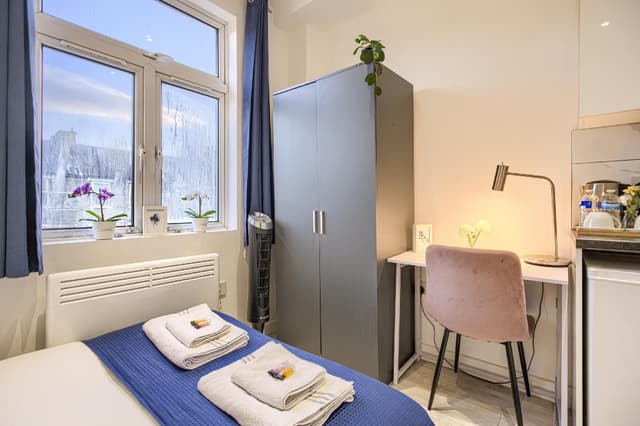 Studio-Deluxe-Ensuite-Street View-7