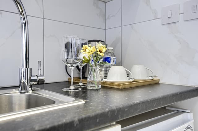 Studio-Deluxe-Ensuite-Garden View-6