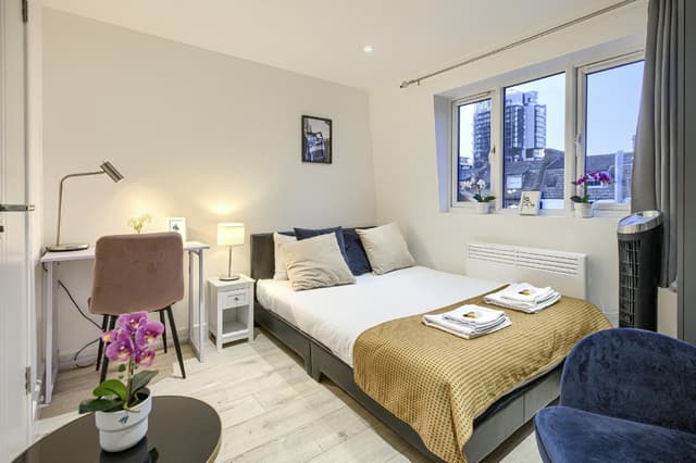 Studio-Deluxe-Ensuite-City View-10