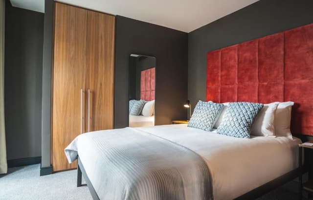 Aldgate One Bedroom Apartment with Kitchenette
