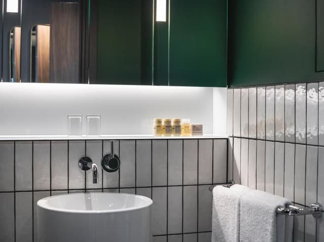 Aldgate One Bedroom Apartment with Kitchenette