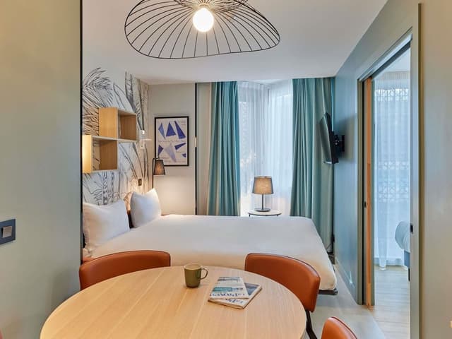 One bedroom apartment with twin beds