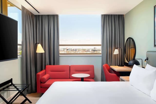 Deluxe Room, 1 King Bed, City View