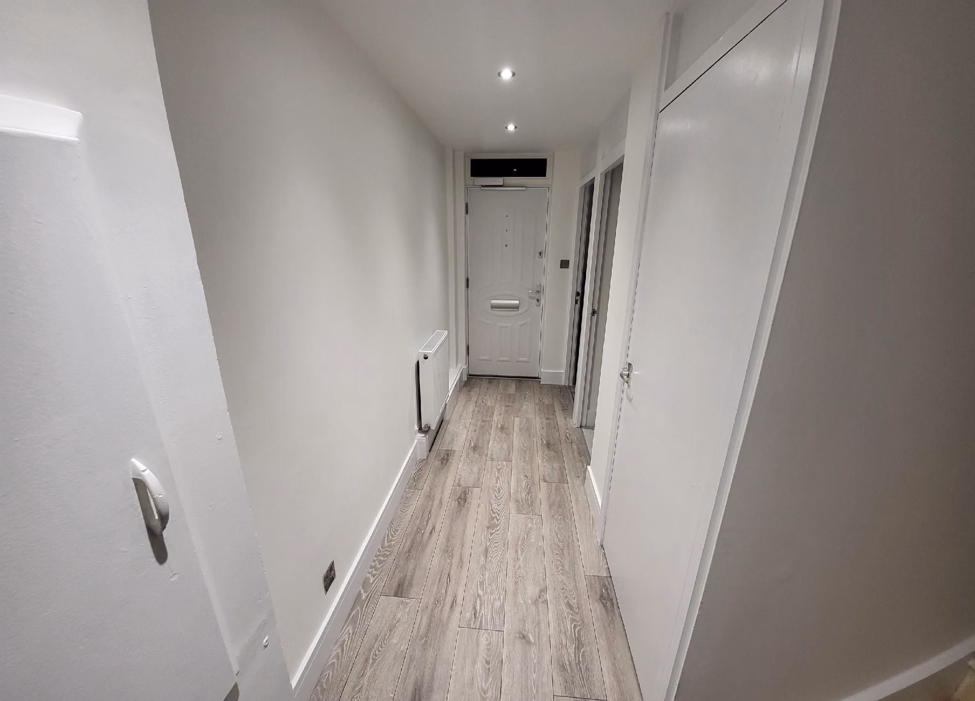 อพาร์ตเมนต์สว่างทันสมัย 3 ห้องนอน (Bright Modern 3 Bedroom Apartment)0