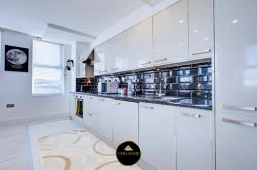 Stylish 1 Bedroom Apartment, High St. Sutton, Free Parking