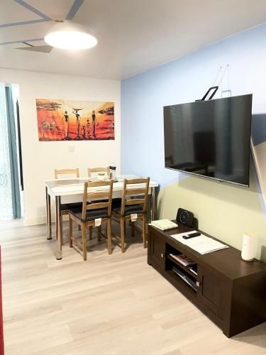 อพาร์ตเมนต์ 2 ห้องนอน 2 ห้องน้ำส่วนตัว ขนาด ตร.ม. – กรีทเตอร์ ลอนดอน ตะวันออก (Crescent 2 beds Apartment)2