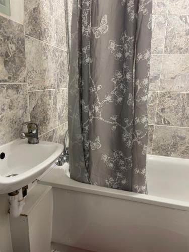 อพาร์ตเมนต์ 2 ห้องนอน 2 ห้องน้ำส่วนตัว ขนาด ตร.ม. – กรีทเตอร์ ลอนดอน ตะวันออก (Crescent 2 beds Apartment)3