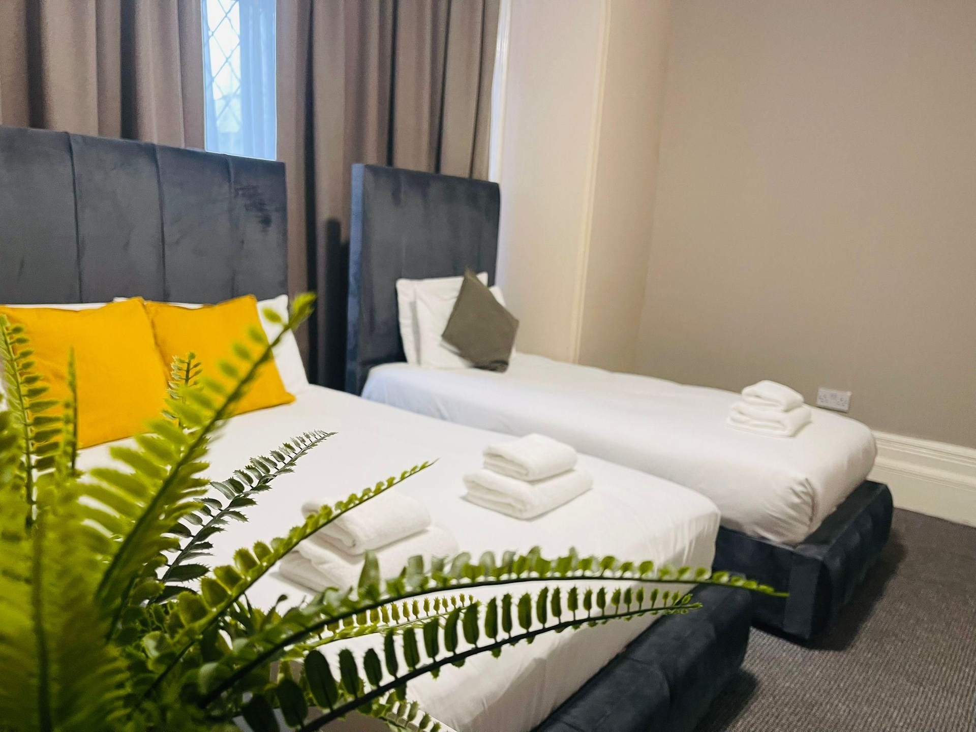 โรงแรมวูดฟอร์ด (Woodford Hotel)4