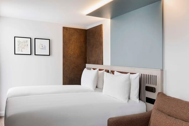 TWIN ROOM