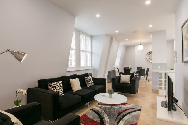 Deluxe Three Bedroom Penthouse with Balcony