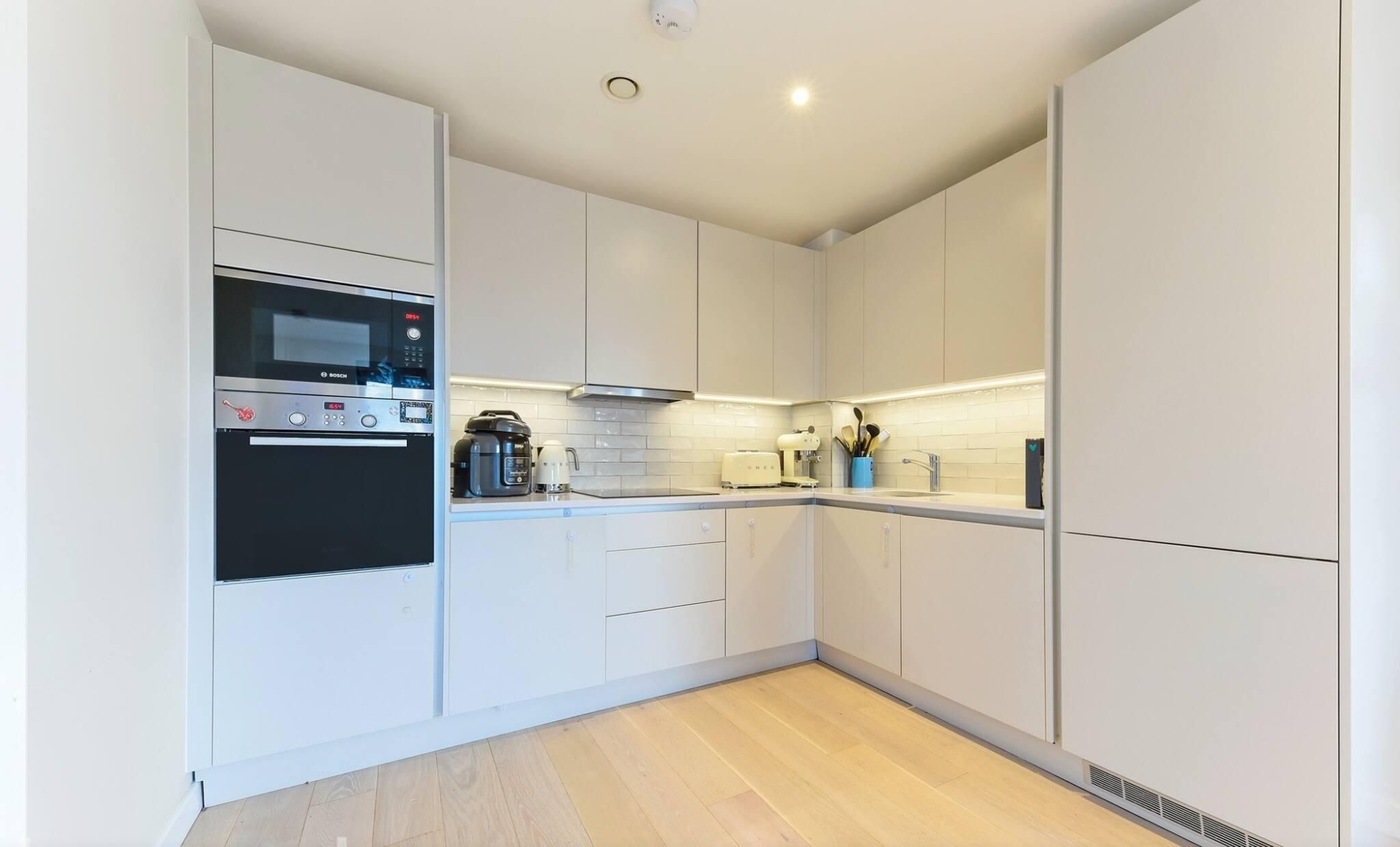Lovely Luminous 3 Bed Flat, with secure EV Parkng2