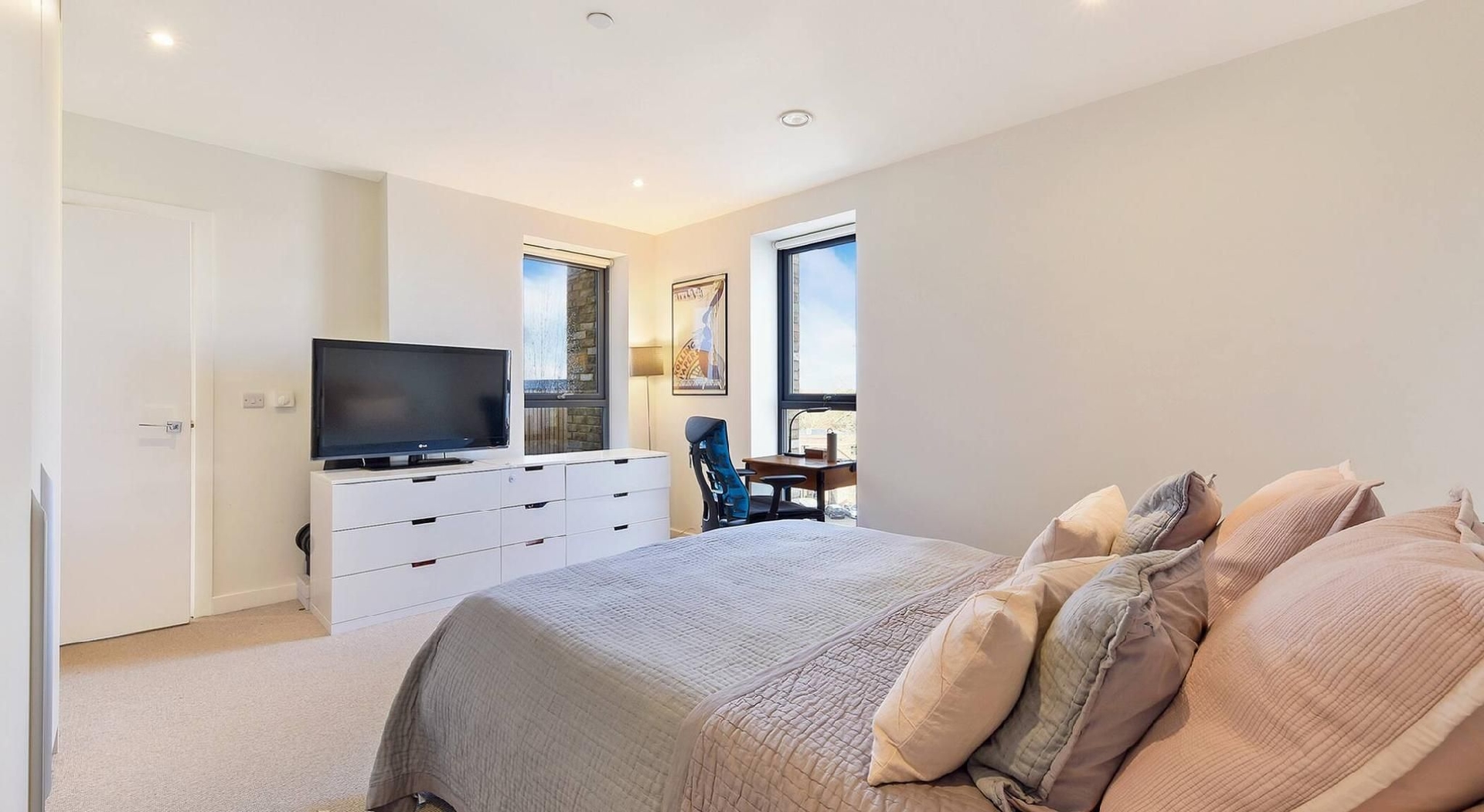 Lovely Luminous 3 Bed Flat, with secure EV Parkng3