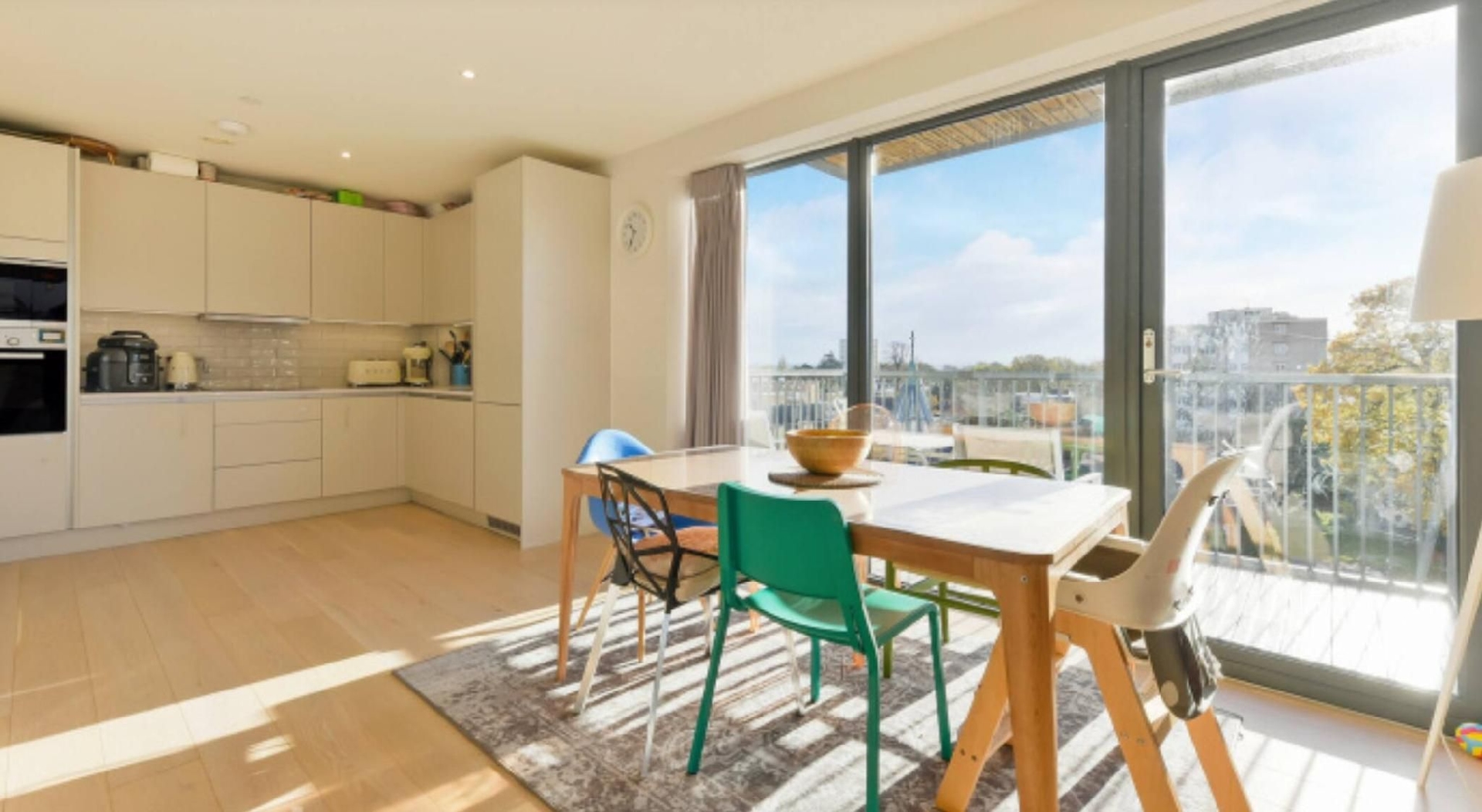 Lovely Luminous 3 Bed Flat, with secure EV Parkng0