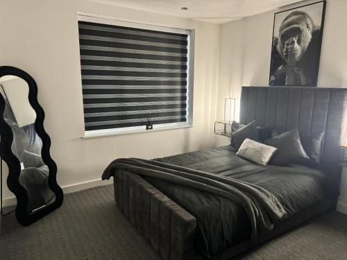 ลักชัวรี่ แฟลต ใน อักซ์บริดจ์ (Luxury Flat in Uxbridge)1