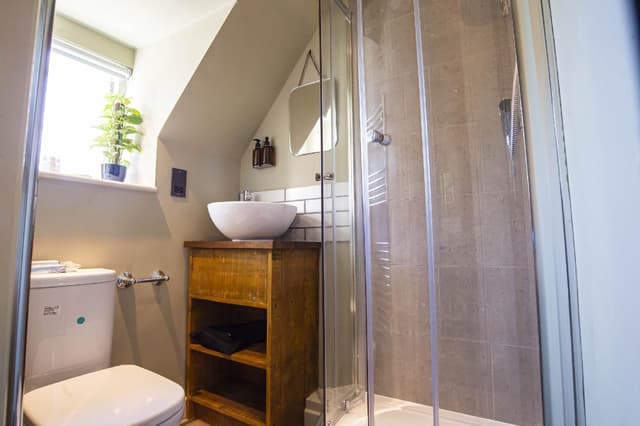 Double room-Superior-Ensuite with Shower-Street View-Room 4
