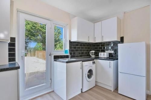 สเปเชียส 3บีอาร์ เฮาส์ อิน เอนฟิลด์ นอร์ธ ลอนดอน วิธ การ์เดน (Spacious 3BR House in Enfield North London with Garden)1